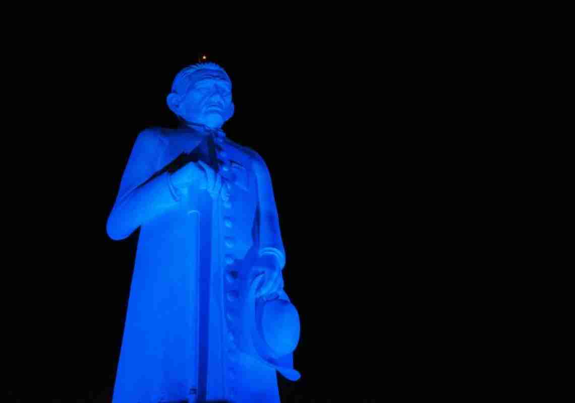 Estátua de Padre Cícero ganha iluminação azul em homenagem aos 60 anos da Administração